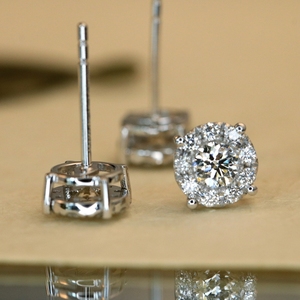 อาซูโอ 18K ทองคำขาวแท้ เพชรธรรมชาติแท้ ทรงบริลเลียนท์ ต่างหูแบบติดหู 4 กรงเล็บ ของขวัญสำหรับผู้หญิง งานแต่งงาน งานปาร์ตี้ ใช้ได้ทุกวัน - Product Image 5