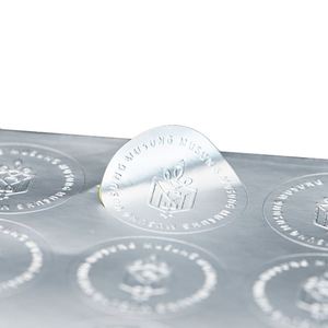 Fabricante de Etiquetas Metálicas Blancas con Logotipo Personalizado, Impresión de Etiquetas en Relieve, Fabricante de Etiquetas Adhesivas de PVC para Botellas de Perfume y Cosméticos - Product Image 1