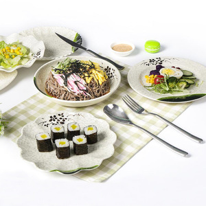 Plato redondo de melamina con diseño floral para servir alimentos, uso comercial - Product Image 1
