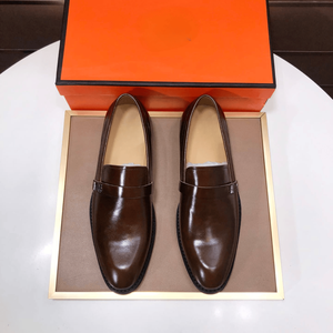 Elegantes Mocasines de Cuero Brillante para Hombre con Detalle Metálico, Calzado sin Cordones para Oficina y Uso Diario - Product Image 1