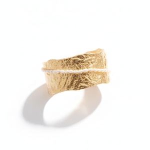 Brazalete Abierto Grueso de Latón con Baño de Oro PVD de Nuevo Diseño DOZM para Mujer, Estilo Martillado Irregular, a la Moda - Product Image 1