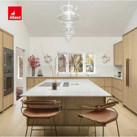 Meubles de cuisine en placage de chêne blanc massif de style Japandi, avec structure en MDF et chêne clair massif, style Wabi Sabi, pour villa