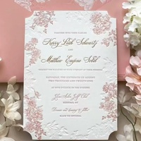 Carte d'invitation de mariage classique de luxe avec logo personnalisé, design en relief, impression typographique élégante sur papier fantaisie