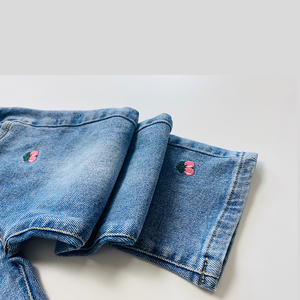 Vente en gros d'usine de pantalons jeans décontractés pour filles pantalons en denim brodés avec motif de dessin animé pour filles - Product Image 3
