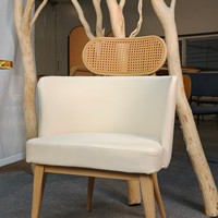 Chaise de salle à manger Barrel Wrap avec dossier en rotin en forme de pilule et coussin en cuir sur structure en bois grainé