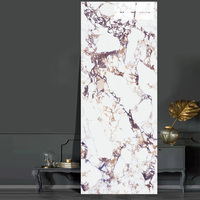 Mur de fond de grande taille de salon violet moderne pierre frittée polie dalles d'aspect marbre carrelage