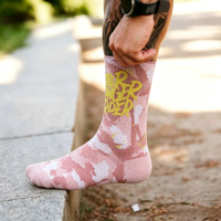 Chaussettes de course personnalisées sans couture avec logo imprimé, chaussettes de sport de compression pour le cyclisme, chaussettes respirantes de course à transfert thermique de marque pour hommes