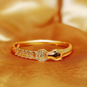 Bracelet manchette serpent en cristal, acier inoxydable 316L plaqué or PVD avec strass pour femme, bijou de mode pour usage quotidien - Product Image 3