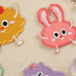 Autocollants décoratifs mignons et colorés en forme de biscuits pour chapeaux et vêtements - Product Image 4