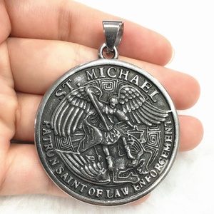 Pendentif classique vintage en acier inoxydable plaqué or avec motif croix, Saint patron, pour homme chrétien, Christopher Michael Archangel - Product Image 4
