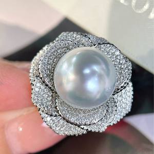 Bague de luxe vintage en diamant, perle d'eau douce naturelle avec un fort éclat blanc, camélia rond, bijoux de luxe légers - Vente en gros - Product Image 1