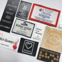Étiquettes tissées personnalisées haute densité avec logo de marque imprimé, étiquettes textiles privées thermocollantes pour fabricants de vêtements
