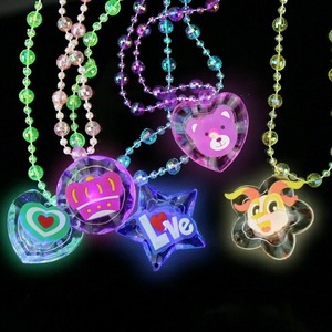 Collar luminoso con colgante de plástico acrílico, juguete para niñas de 5 a 7 años, venta al por mayor en puestos de mercado nocturno - Product Image 1