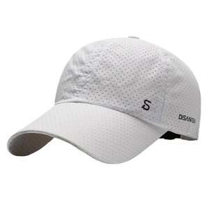 Maßgefertigte Schnelltrocknende <span class=keywords><strong>UV</strong></span>-geschützte 6-Panel Baseballkappe mit Netzstoff Laserbelüftungslöchern 100% Polyester Gebogener Schirm Outdoor Sonnenhut - Product Image 1
