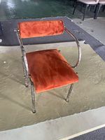 Chaise de salle à manger vintage Bauhaus, structure en acier inoxydable poli, dossier enroulé en velours, fauteuil écologique et durable pour la maison et les restaurants