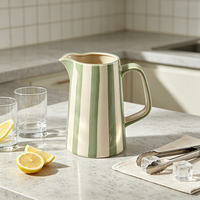 Carafe à eau en céramique à rayures verticales vertes de style scandinave moderne, pichet élégant en porcelaine émaillée à la main pour hôtels, cafés et vente en gros