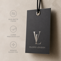Etiquetas de cartulina color verde salvia mate artesanales con cadena de bolas de acero inoxidable con microfolio plateado fino para bolsos de alta gama.