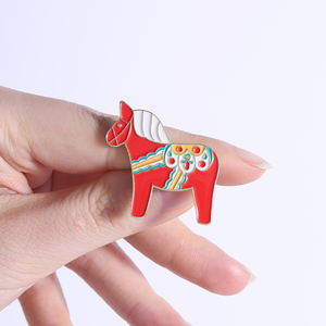 Broches de esmalte coloridos de mascota caballo, Año Nuevo <span class=keywords><strong>Lunar</strong></span> 2026, con diseño floral de caballo galopante y silla de montar, insignia de solapa, venta al por mayor - Product Image 4