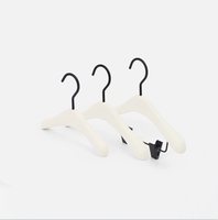 Cintres pour bébé en bois de haute qualité au design unique et personnalisé
