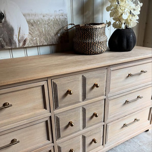 <span class=keywords><strong>Commode</strong></span> à 9 tiroirs en chêne clair, style farmhouse moderne, en bois massif, large, pour chambre à coucher, avec quincaillerie en laiton antique - Product Image 2
