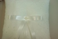 Coussin de mariage brodé et gaufré avec nœud appliqué R0743