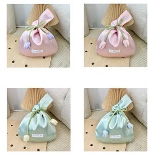 Sacchetti regalo personalizzati con Logo promozionale borsa con Logo borsa personalizzata con fiore tulipano borsa regalo in raso borsa altri strumenti per il trucco - Product Image 5