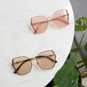 แว่นกันแดดทรงใหญ่สำหรับผู้หญิง Qianai ดีไซน์กรอบโปร่งทรงไม่สมมาตร กรอบสีทอง เลนส์ AC ป้องกันรังสียูวี 100% แฟชั่นกันแดด - Product Image 1