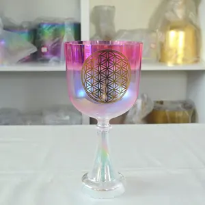 HF Copo de cristal de luz cósmica rosa cantando Santo Graal com flor da vida, tambor de quartzo de cura e terapia sonora