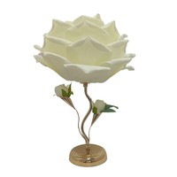 Lampe de table en forme de rose, style crémeux, pétales blancs et roses, lampe de chevet douillette, lumière d'ambiance romantique pour chambre à coucher, bouton pour suite nuptiale