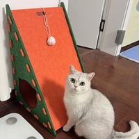 Vente en gros de maison à gratter pour chat en triangle avec design de tunnel grotte à chat fermée pour chats d'intérieur toutes les saisons