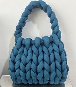 Borsa Tote Artigianale all'Uncinetto in Filato Super Spesso, Prodotto Finito Fai-da-Te, Borsa da Donna con Fodera Morbida in Poliestere e Tasca Aperta - Product Image 2