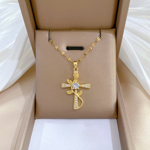 Delicado Collar con Colgante de Cruz de Acero Inoxidable Chapado en Oro para Hombre y Mujer, Collar con Colgante de Circonita Cúbica para Regalo Religioso - Product Image 5