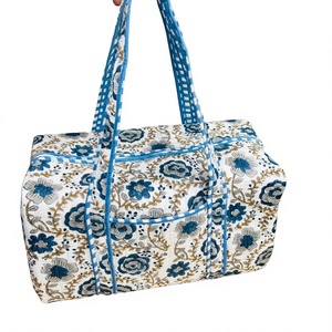 Bolsa de Viaje Grande de Algodón Acolchado Hecha a Mano con Diseño Estampado en Bloque, Bolsa de Mano para Mujer para Fin de Semana - Product Image 1