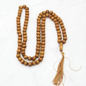 Tasbih ligero de 10 mm con cuentas de sándalo de 99 piezas, estilo étnico retro con vetas de madera, para el culto diario en la mezquita y como recuerdo de viaje. - Product Image 1