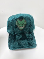 Casquette de camionneur en velours vert teal avec strass verts et motif visage de démon pour hommes – Édition US & Mexique
