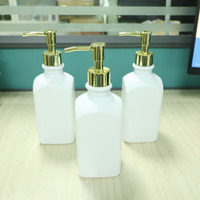 Bouteilles à pompe en plastique PET carrées blanches de luxe avec pompe dorée |   Contenants cosmétiques vides rechargeables de 500 ml pour shampoing et lotion