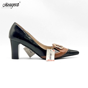 <span class=keywords><strong>Scarpe</strong></span> con <span class=keywords><strong>Tacco</strong></span> Alto Chunky a Punta Eleganti e Confortevoli <span class=keywords><strong>di</strong></span> Alta Qualità per Signore, Disponibili all'Ingrosso - Product Image 2