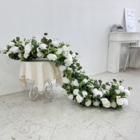 Op maat gemaakte design tafeldecoratie bruiloft trendy lange bloemenloper wit roze bloemstuk bloemenloper voor aanzoek achtergronddecoratie