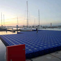 Sports aquatiques, parking, ponton, kayak, bateau à moteur, yacht de luxe, plate-forme flottante