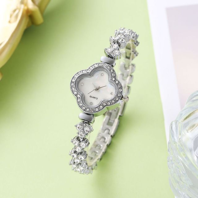 European and American Metal Chain Watch Retro Small Love Rhinestone Quartz Watch Four-leaf Clover Dial Watch Women's Exquisite