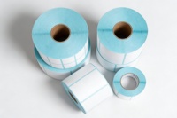 Etiquetas Térmicas Directas Personalizadas en Blanco, Papel Adhesivo Térmico Recubierto Antiarañazos para Etiquetas de Envío