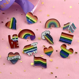 Distintivo personalizzato per la pace e l'amore spille smaltate morbide in metallo logo cuore lesbico bandiera arcobaleno spille da bavero gay pride