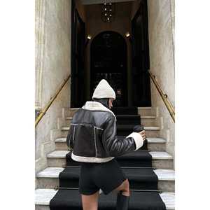 Veste pour femme en laine marron foncé avec détails en laine - Product Image 2