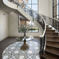 Escalier en colimaçon moderne en acier forgé sur mesure pour villa intérieure, avec marches ouvertes en bois de chêne courbé et garde-corps en verre, pour hôtels et appartements