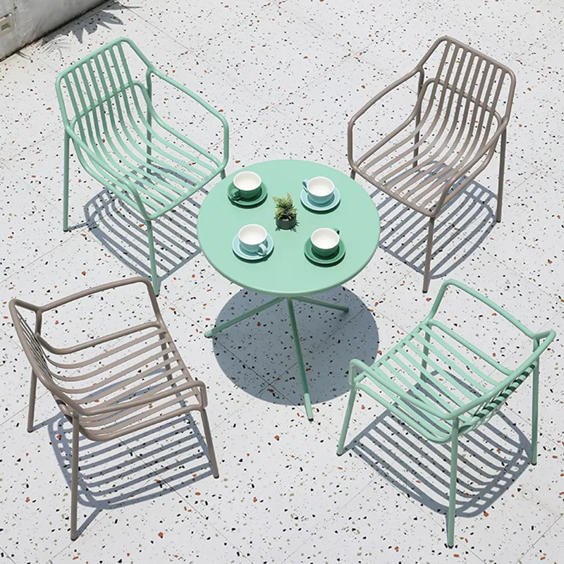 مجموعة من الجدول والكراسي الصغيرة الشكل التي تصلح للاستخدام في الشرفة والفناء والفناء مناسبة للاستخدام في الهواء الطلق في الفيلا والحديقة