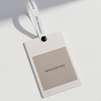 Etiquettes volantes anti-effraction personnalisées en gros Etiquettes en papier imprimé blanc pour vêtements, sacs, chaussures en stock Design universel de balançoire
