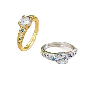 Anello monolitico semplice a quattro griffe, elegante gioiello alla moda dallo stile scintillante, adatto per l'uso quotidiano - Product Image 1