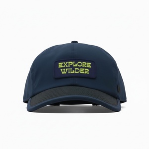 Casquettes de sport structurées à 6 panneaux en caoutchouc personnalisé avec logo, bleues, à séchage rapide, imperméables, avec trous découpés au laser, style snapback, pour la course à pied - Product Image 2