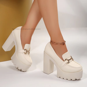 Chaussures plates à talons hauts de style britannique, grande taille, nouvelle collection automne, plateforme, talon épais, chaîne métallique, chaussures à bout profond pour femmes - Product Image 4