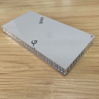 Panneau alvéolé en aluminium pour cloison de salle de bain d'immeuble de bureaux 1220*2440mm avec surface décorative en bois et finition texturée